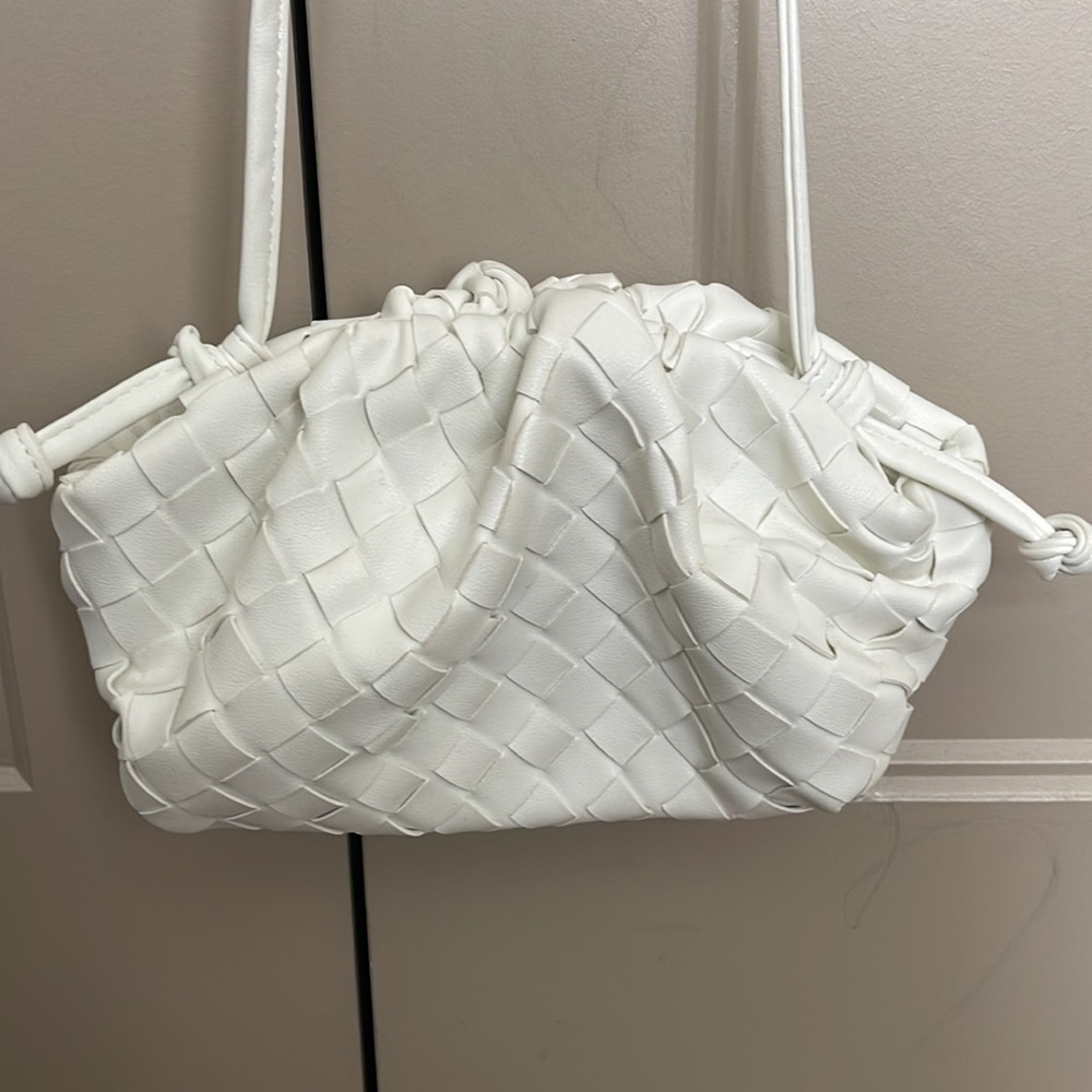 Woven shoulder bag
